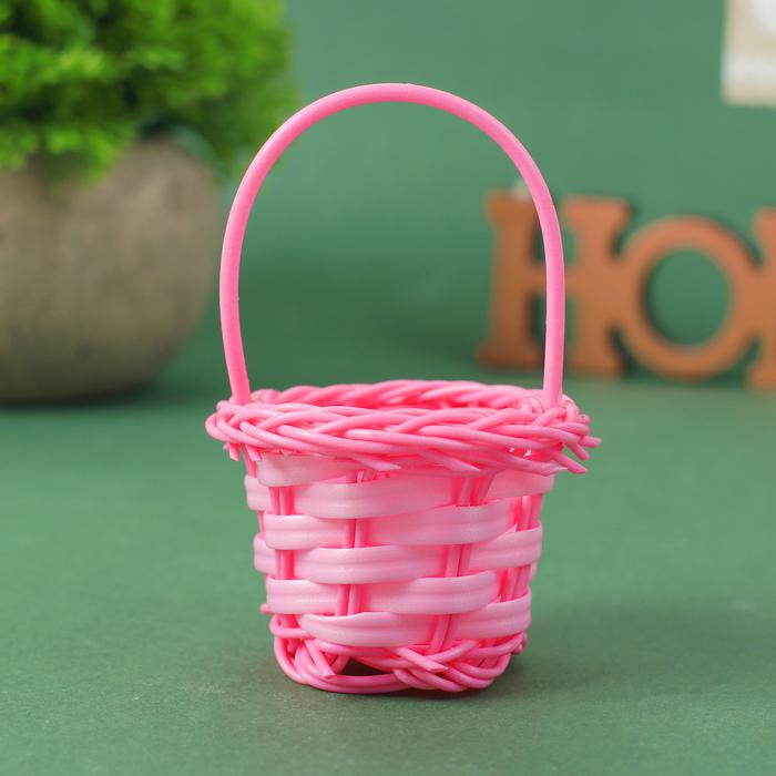 Пластиковая плетеная корзинка для кукол розовая 