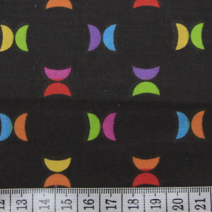 Ткань с разноцветными яркими полумесяцами на темно-коричневом фоне  