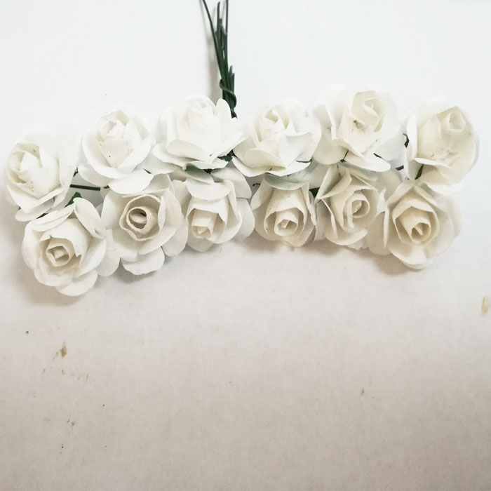 Букет бумажных роз белого цвета ,размер цветка 1.5 см    