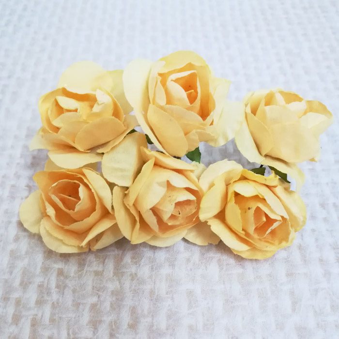 Букет бумажных роз светло-желтого цвета,3 см    