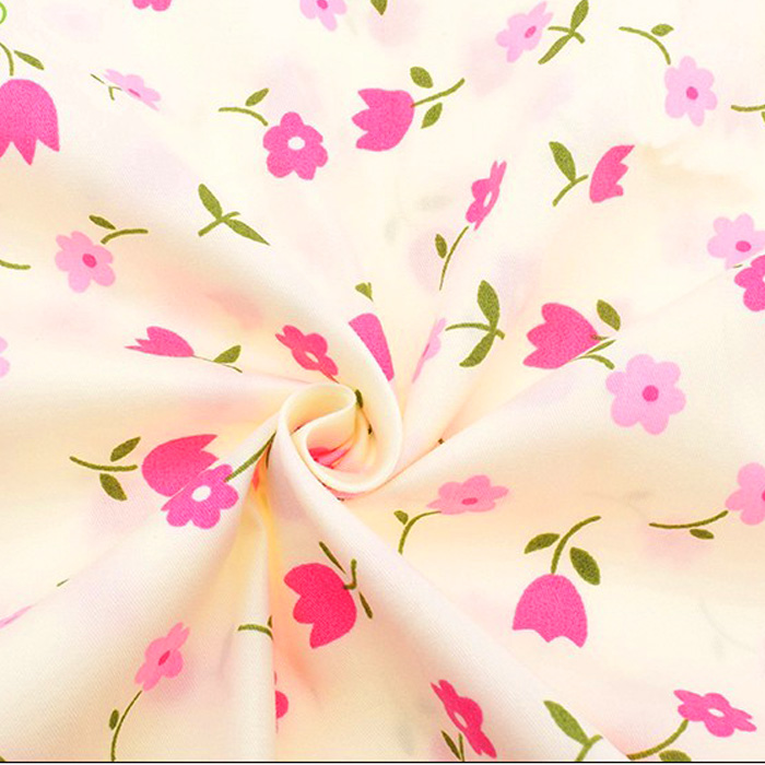 Ткань "Розовые цветы на светло кремовом фоне"     