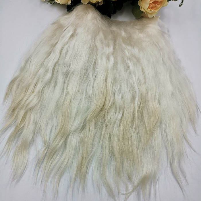 Шкурка ангорской козы белая,19х10 см,вес 50 гр,волос 20 см 
