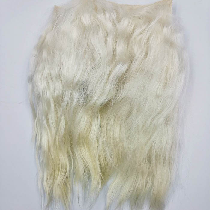 Шкурка ангорской козы белая,19х10 см,вес 47 гр,волос 17-23 см 