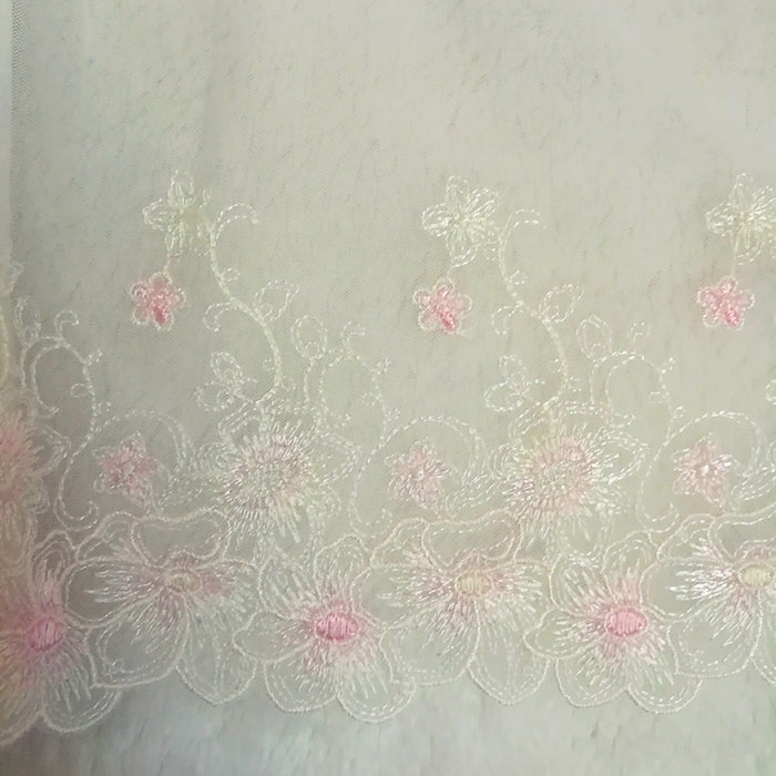 Кружево широкое на сетке белое с нежно-розовыми цветами, ширина 19см, цена за 50 см (2)