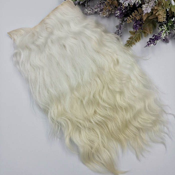 Шкурка ангорской козы белая,13х13 см,вес 68 гр,волос 13-19 см 