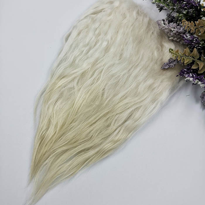 Шкурка ангорской козы белая,10х16 см,вес 34 гр,волос 18-21 см 