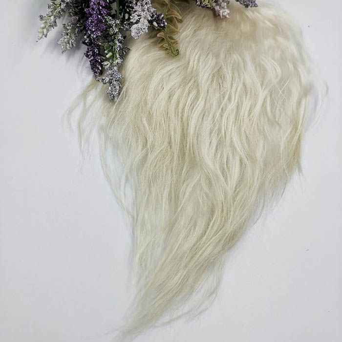 Шкурка ангорской козы белая,15х10 см,вес 34 гр,волос 18-19 см   